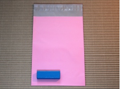 Na obrázku vidíme plastovú obálku ružovej farby.